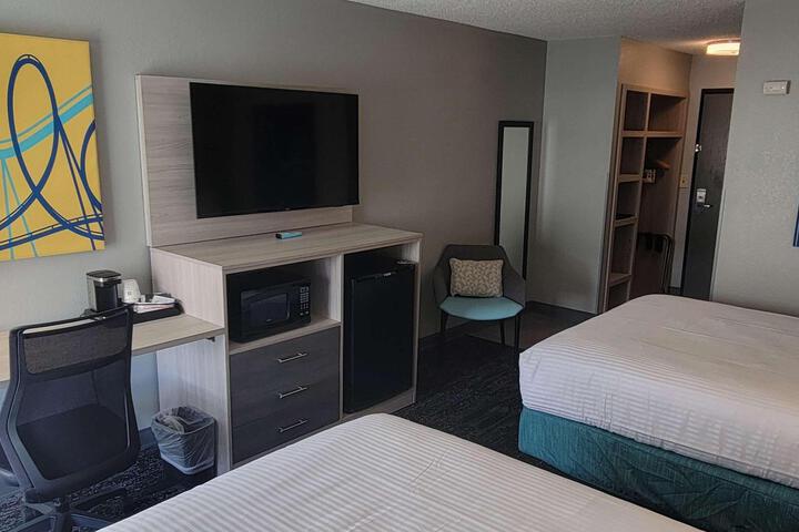 2 Queen Accessible Comm Assist Roll in Shower Microwave, Refrigerator WiFi Fullbreakfast (3 of 15)