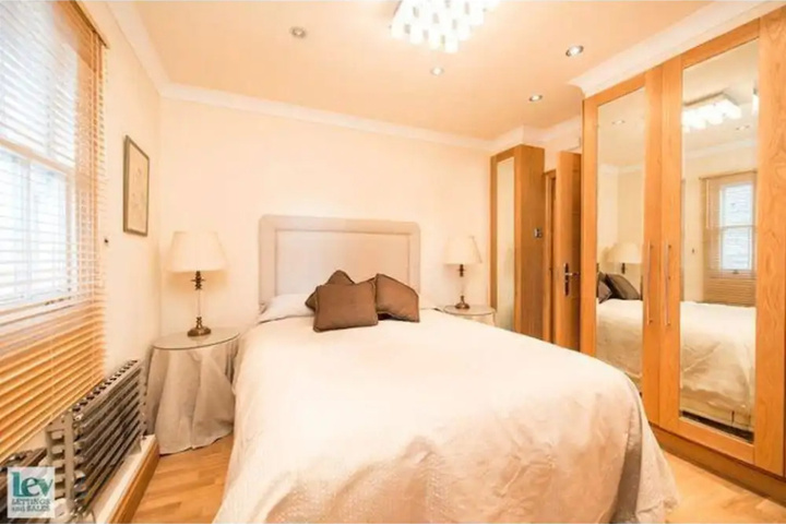 Room 4 of 9