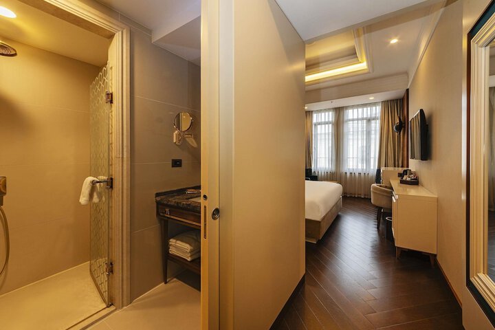 Room 19 of 105