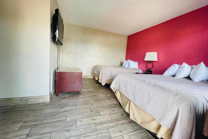 2 Double Beds (3 of 8)