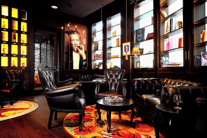 Lounge 75 of 88