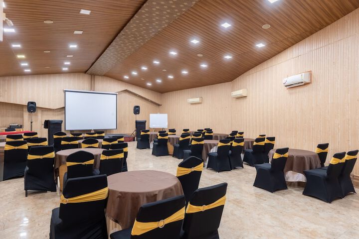 Ballroom/Hall 28 of 39