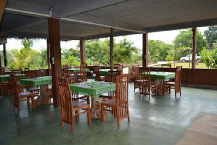 Dining 19 of 25