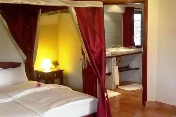 Room 6 of 9
