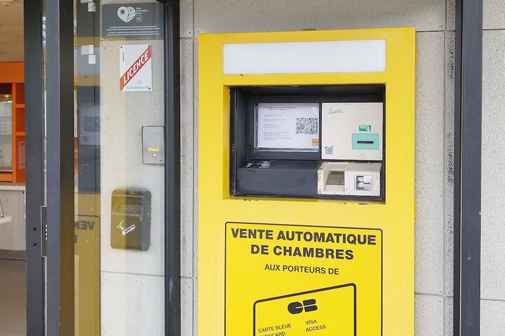 Check-in/check-out kiosk