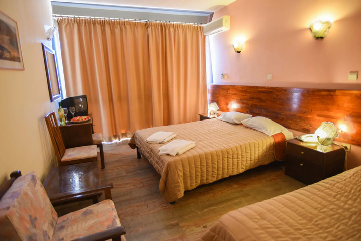 Room 7 of 14