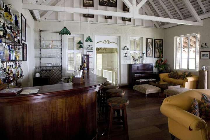 Lounge 34 of 48
