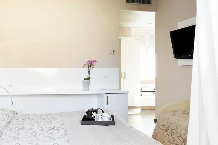 Room 6 of 16