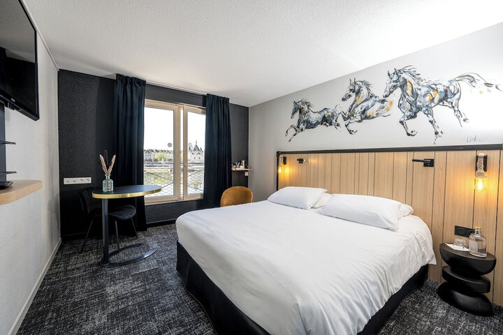 Room 10 of 100