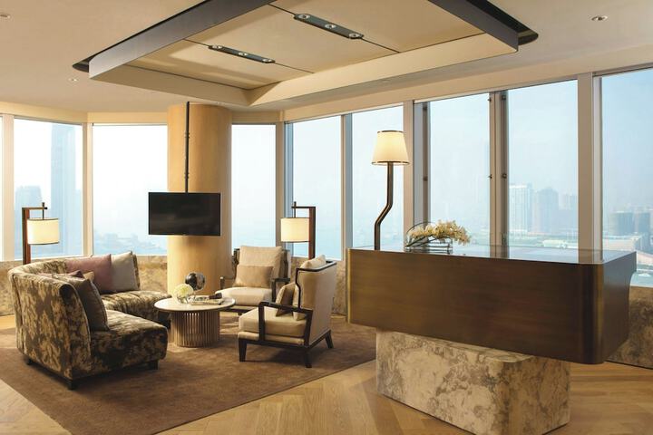 Lounge 96 of 119