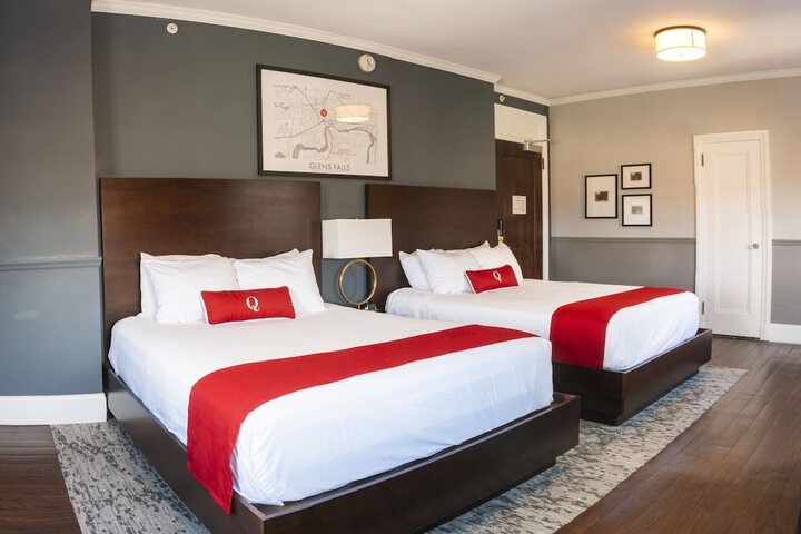 Standard Queen Bed City View (1 of 12)