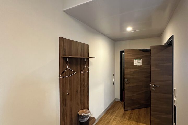 Room 52 of 100
