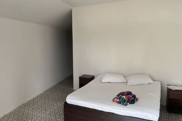 Room 4 of 17