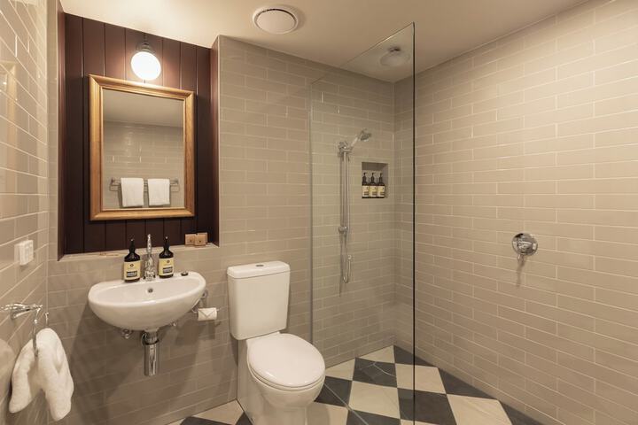 Room 33 of 65