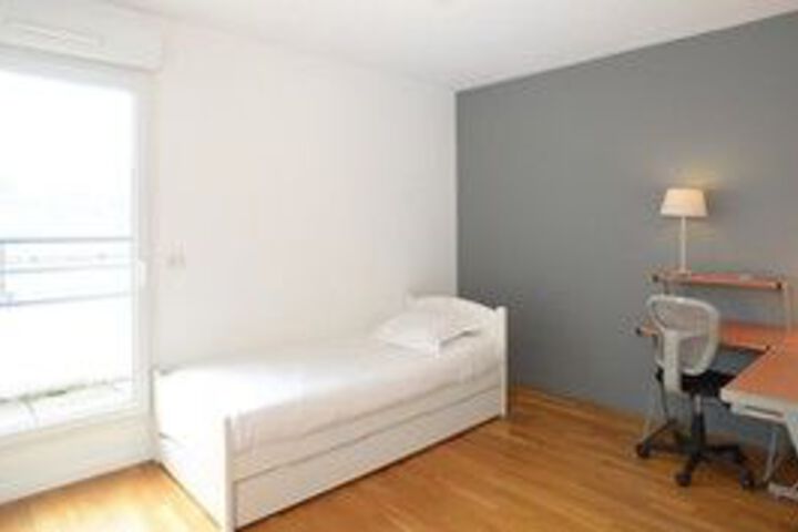 Room 10 of 28
