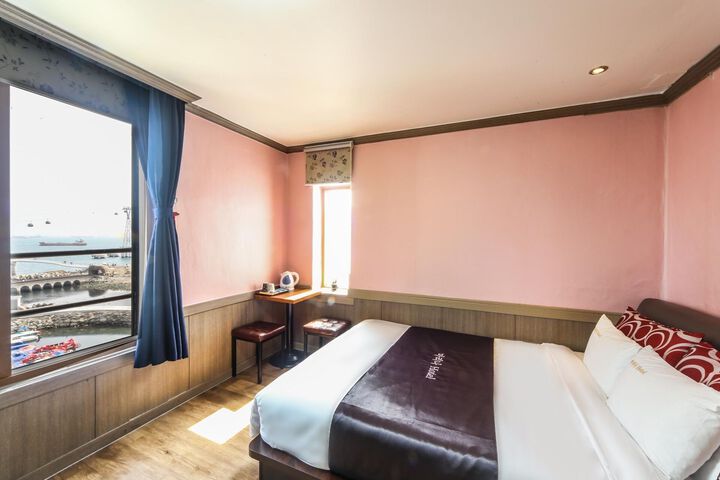Room 2 of 33
