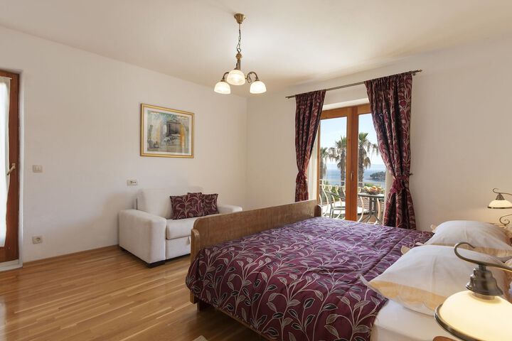 Room 3 of 37