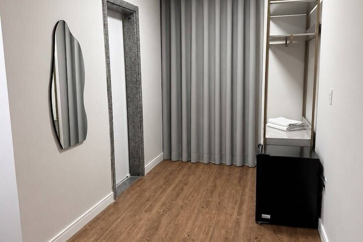Room 42 of 80