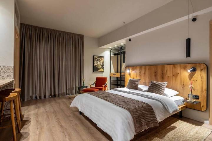 Room 4 of 80