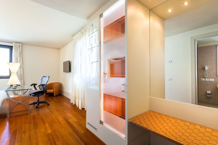 Room 15 of 53