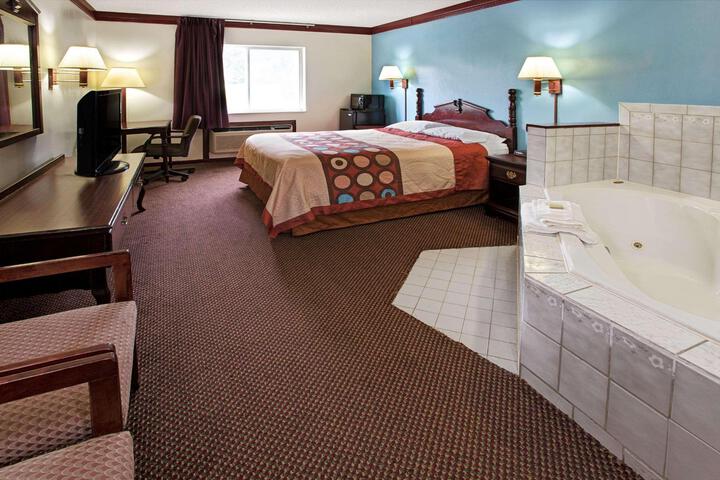 1 Queen Bed (2 of 14)