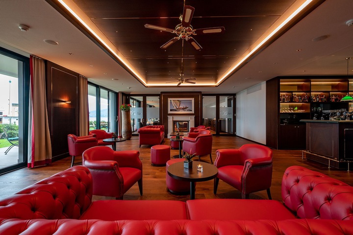 Lobby lounge