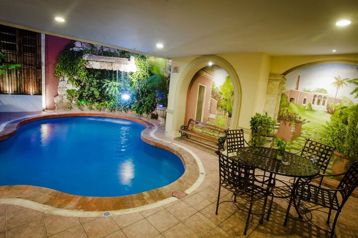 Hotel Pool