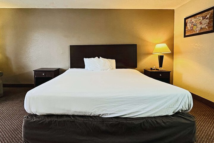 1 Queen Bed (7 of 13)