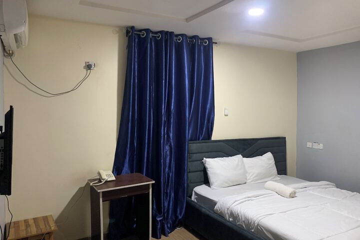 Room 4 of 7