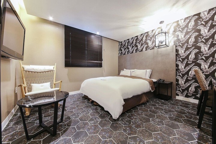 Room 10 of 48