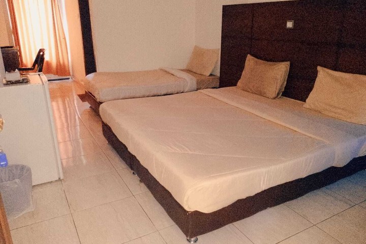 Room 6 of 12
