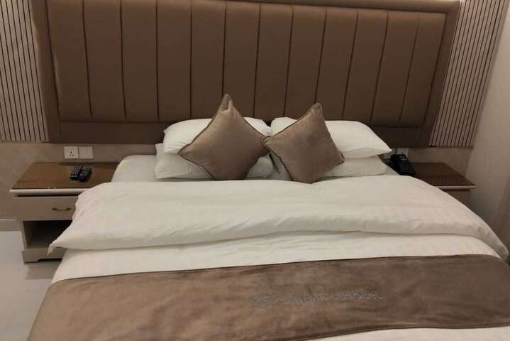 Room 42 of 100