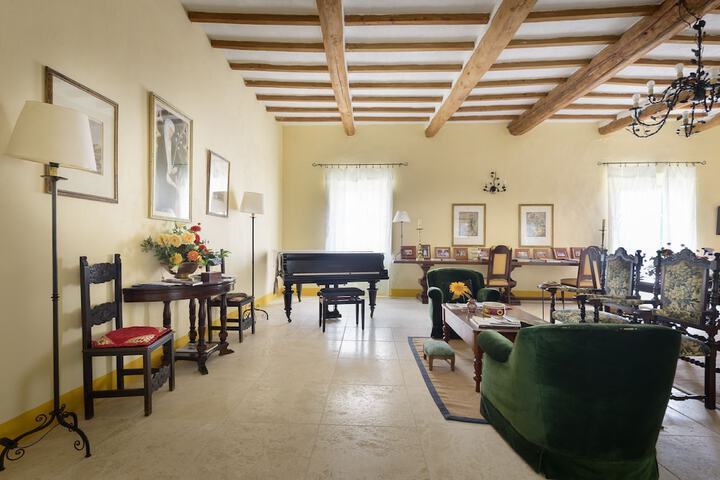 Lounge 175 of 225