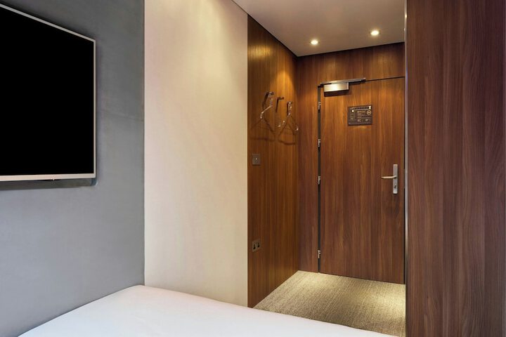 Room 6 of 14