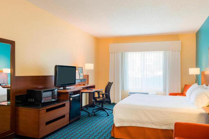 1 King Bed Work Desk Microwave and Refrigerator WiFi Continental Breakfast (2 of 11)