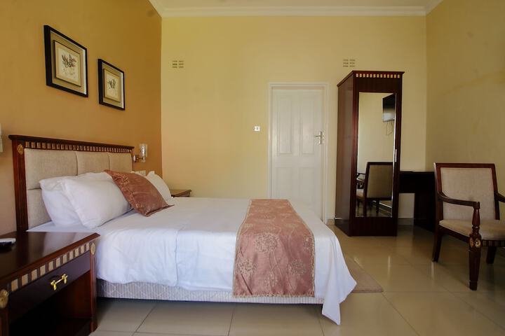 Room 2 of 33