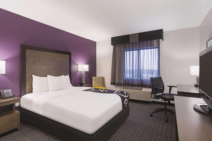 1 Queen Bed (4 of 24)