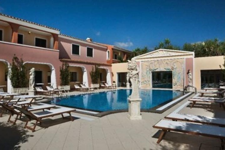 Hotel Pool