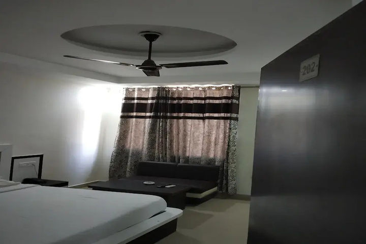 Room 6 of 13