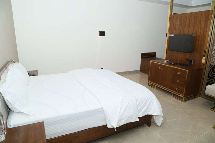 Room 4 of 17