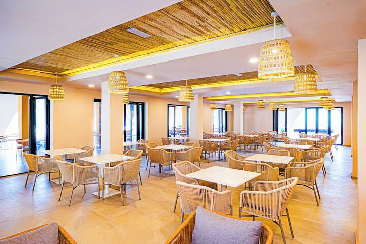 Lounge 60 of 81