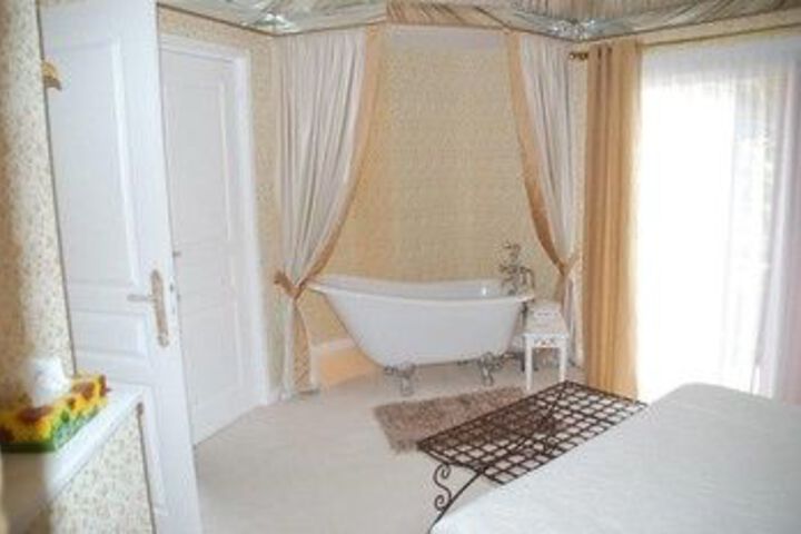 Deep Soaking Bathtub