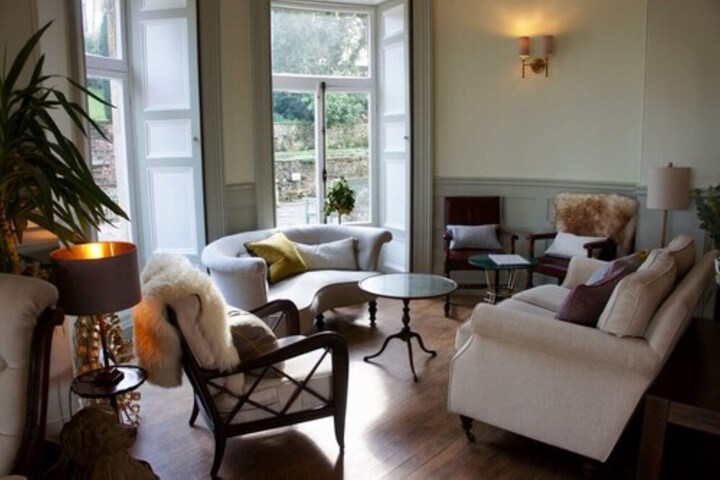 Lounge 82 of 109