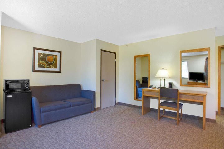 1 King Bed (6 of 8)