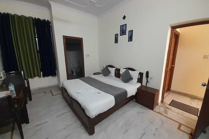 Room 4 of 8