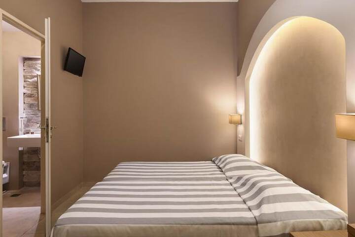 Room 5 of 16