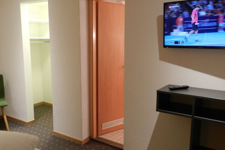 Room 5 of 62