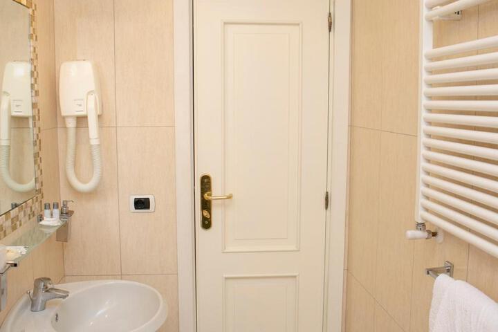 Room 102 of 110