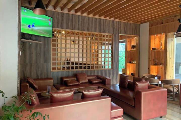 Lounge 19 of 22