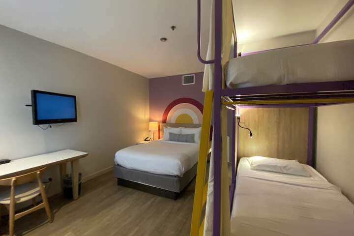 Room 18 of 118